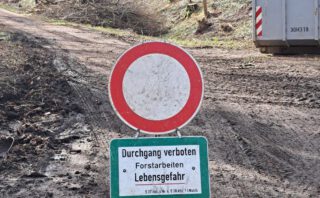 Durchgang-Verboten-Schild wegen Forstarbeiten