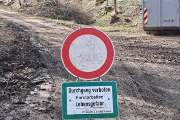Durchgang-Verboten-Schild wegen Forstarbeiten